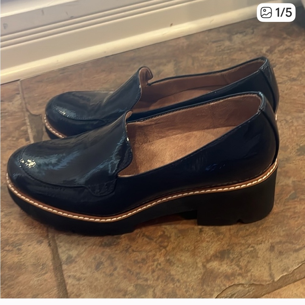 NWOT Naturalizer Glossy Navy Women’s Slip-Ons